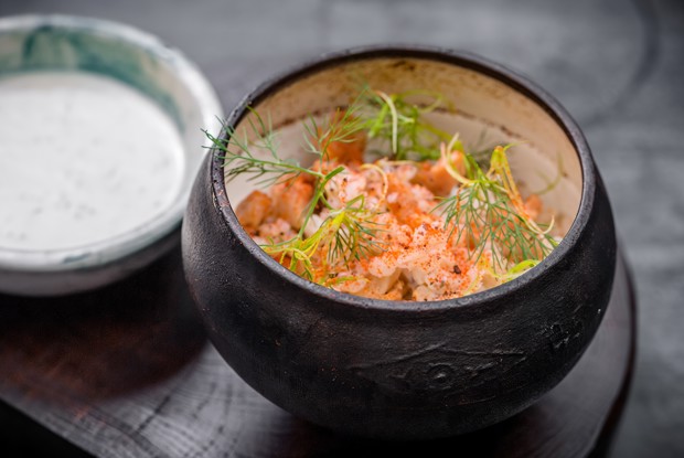 Перловая каша в топленом молоке с курицей, сырным соусом и зеленью