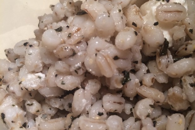 Перловка с фетой и базиликом