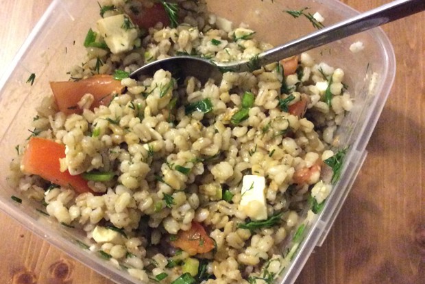 Перловка с фетой, томатами и укропом