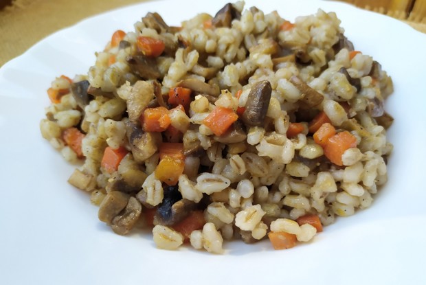 Перловка с грибами и морковью