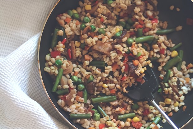Перловка с лесными грибами и овощами