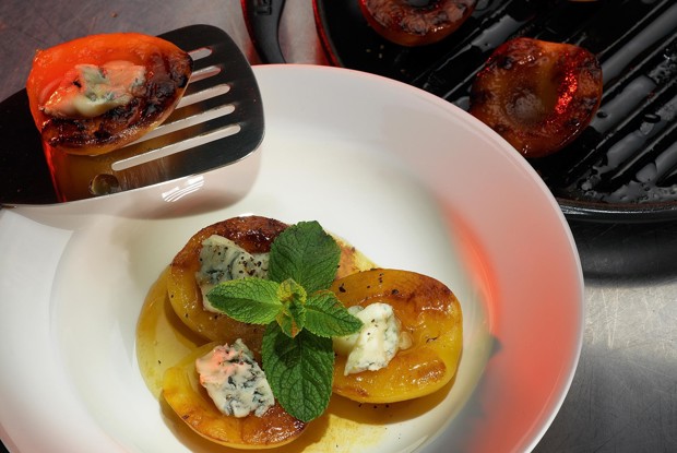 Персики на гриле с горгонзолой и медом