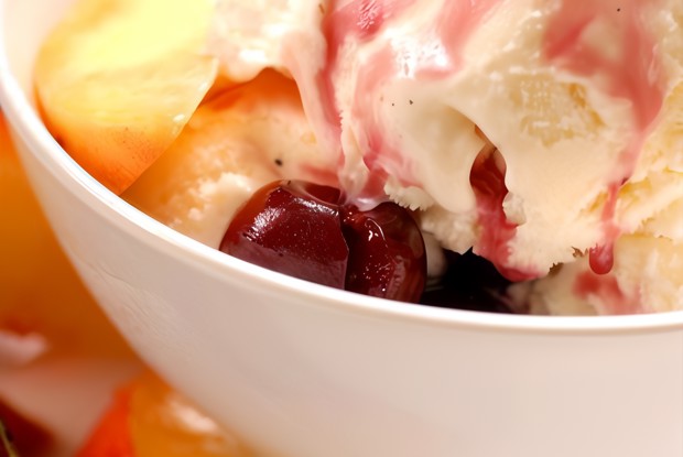 Персики с мороженым в ягодном соусе