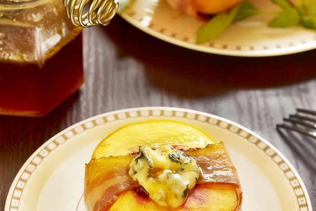 Персики с сыром в беконе