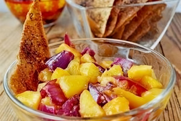 Персиковая сальса c чипсами из лаваша со специями