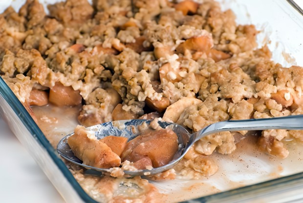 Персиковый крамбл с фундуком и изюмом