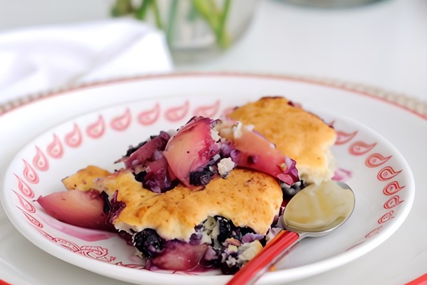 Персиково-черничный коблер