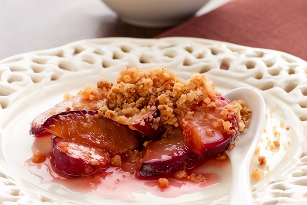 Персиково-черничный крамбл