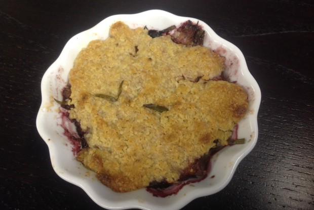 Персиково-черничный порционный крамбл