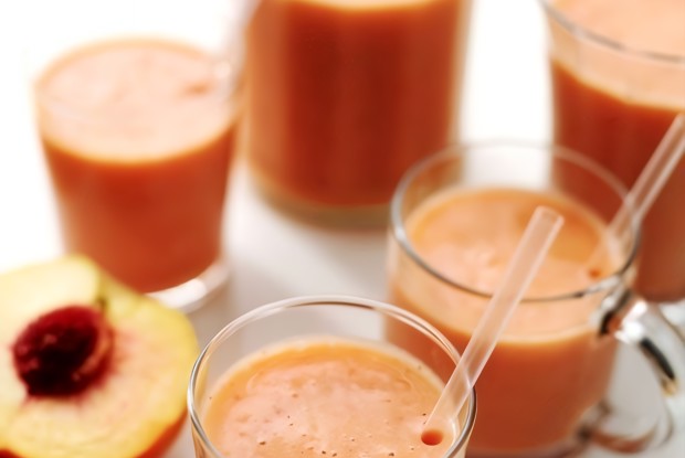 Персиково-клубничный коктейль