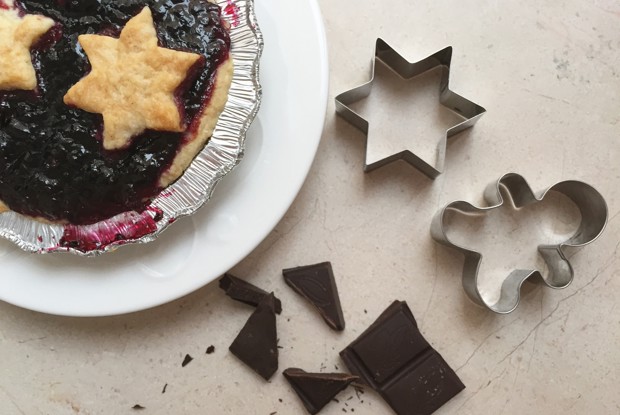 Песочная тарталетка с черной смородиной