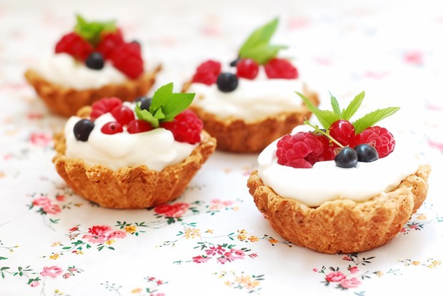 Песочные корзиночки с кремом из белого шоколада и маскарпоне со свежими ягодами