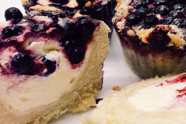 Песочные корзиночки с сыром маскарпоне, черникой и меренгой