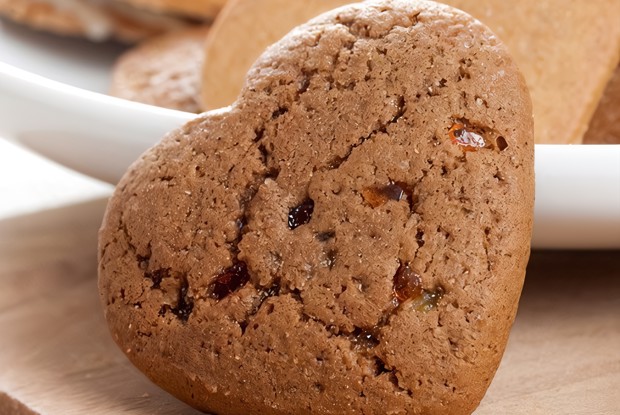 Песочные сердца с засахаренным имбирем и шоколадом