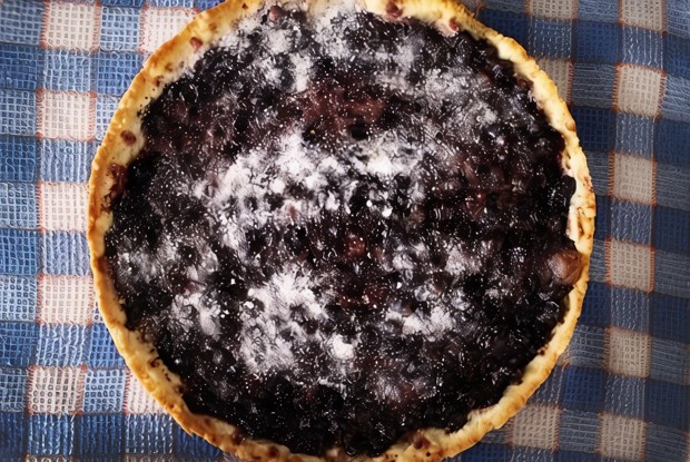 Песочный пирог с черной смородиной