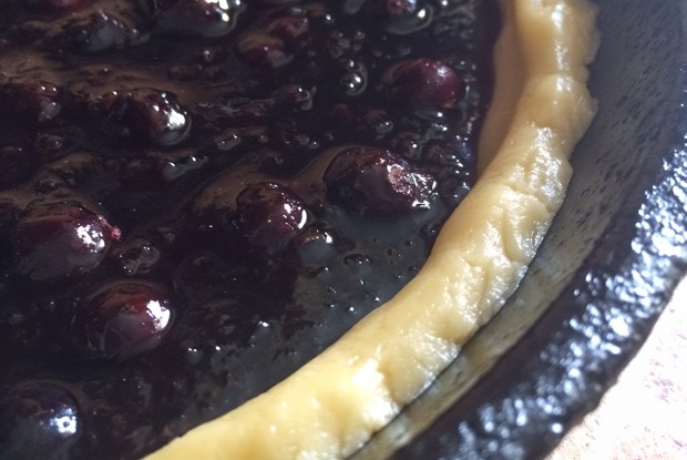 Песочный пирог со смородиновым вареньем