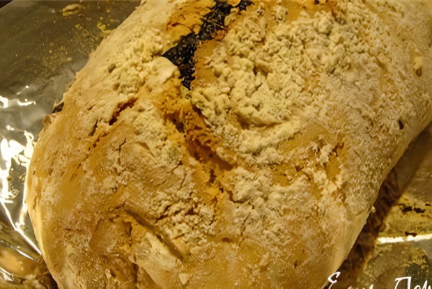 Песочный рулет с черной смородиной