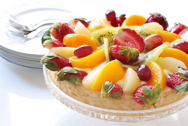 Песочный торт с манго и клубникой