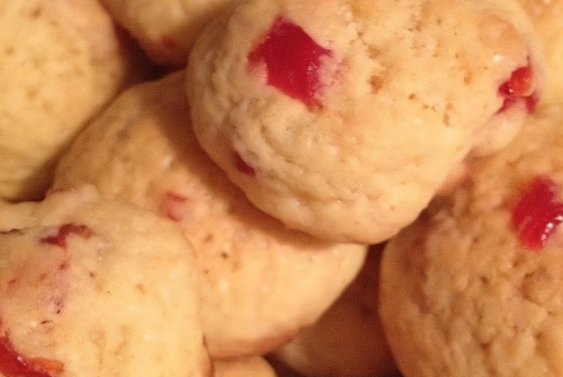 Песочное кукурузное печенье с сушеной вишней