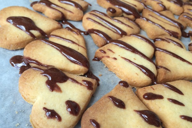 Песочное печенье в шоколадной глазури