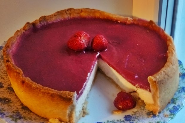 Песочный пирог с творогом и клубничным желе
