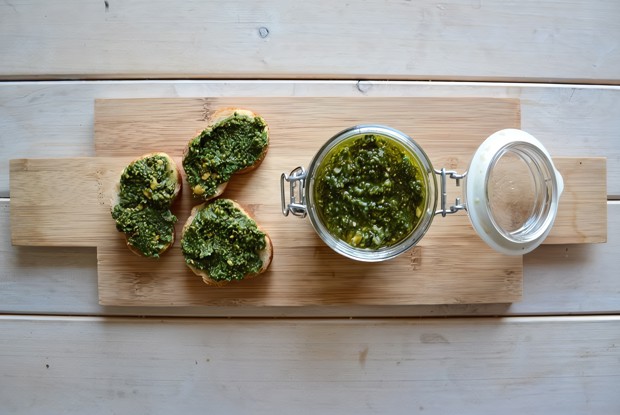 Песто из крапивы и фисташек