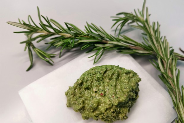 Песто из салата кейл с розмарином