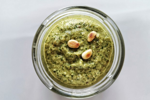 Песто из свежих трав с ароматными приправами