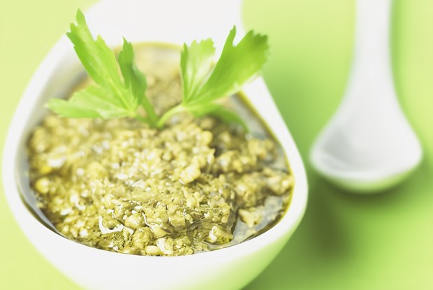 Песто из тыквенных семечек, петрушки и пармезана