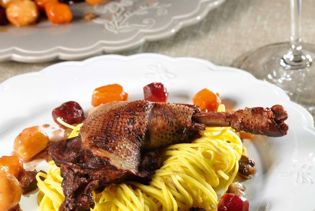 Петух в клюквенном бульоне с лапшой и глазированными овощами