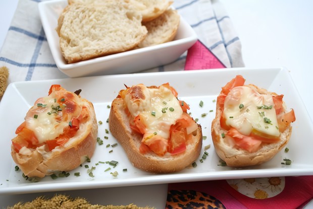 Пицца из багета с ветчиной, маслинами и разноцветными перцами