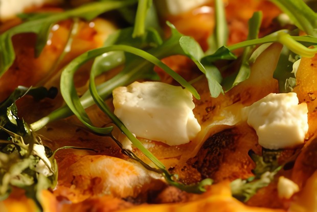 Пицца из лаваша с зеленью, горгонзолой и жареным миндалем