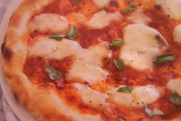 Пицца «Маргарита» на хрустящем тесте