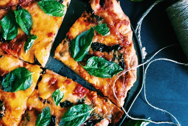 Пицца Маргарита с моцареллой и пармезаном