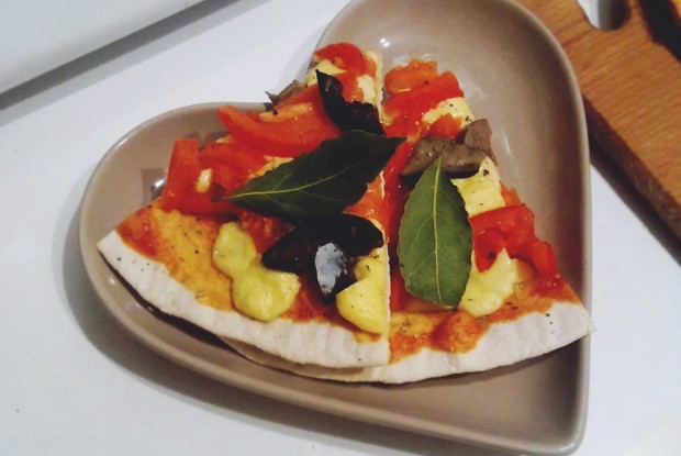 Пицца на бездрожжевом тесте с белыми маринованными грибами и гаудой