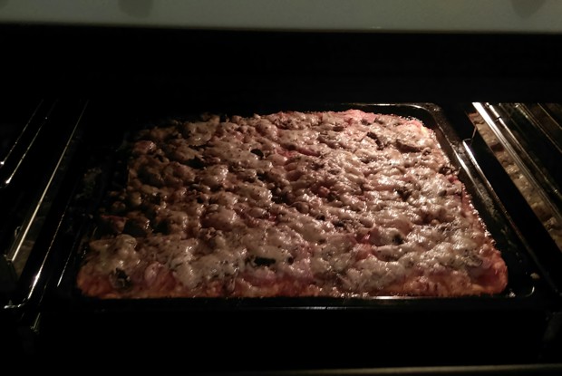 Пицца на тонкой основе с грибами и ветчиной