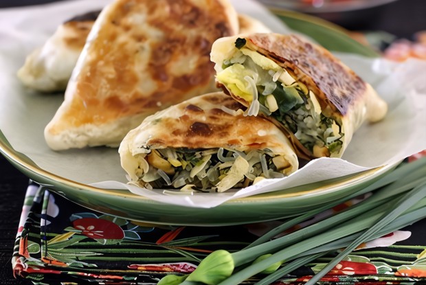 Пицца-рулет с творогом и кресс-салатом