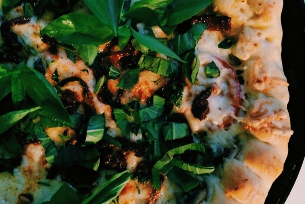 Пицца с баклажанами и вялеными томатами