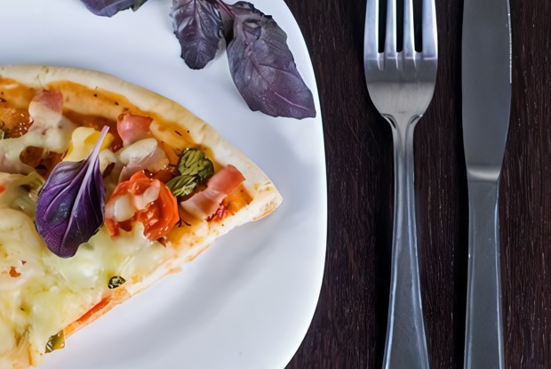 Пицца с беконом и овощами