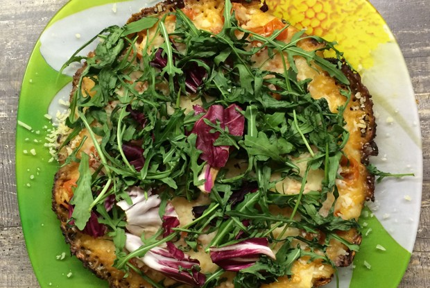 Пицца с черри, моцареллой и рукколой