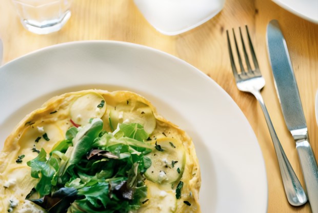 Пицца с цукини, голубым сыром и эстрагоном