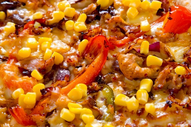 Пицца с цукини, курицей и кукурузой