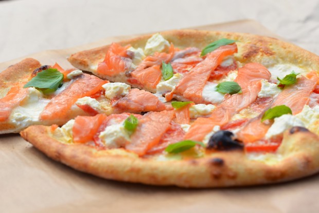 Пицца с филадельфией и маринованным лососем
