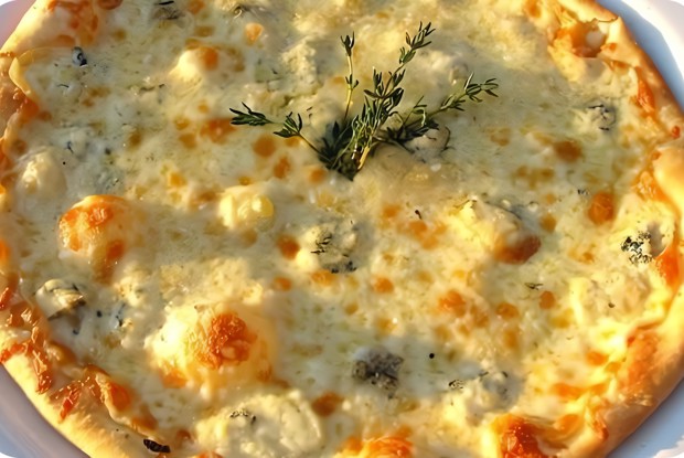 Пицца с сыром Дор-блю и ананасами