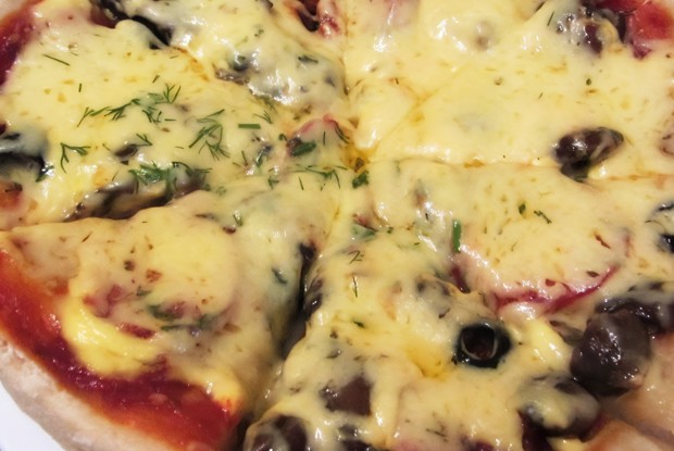 Пицца с грибами и ветчиной