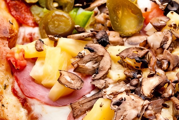 Пицца с грибами и зеленью