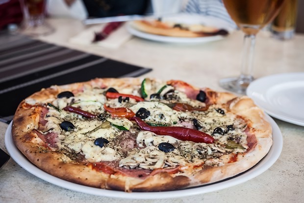 Пицца с кабачками, брынзой и грибами