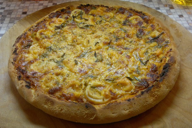 Пицца с кальмарами и креветками на тонком тесте из двух сортов муки