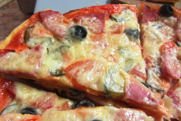 Пицца с колбасой по-немецки