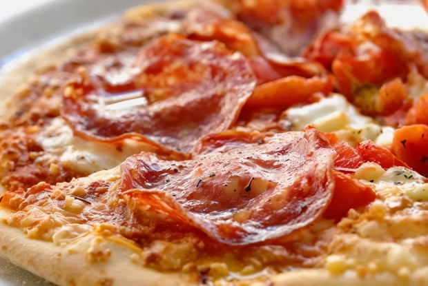 Пицца с колбасой и маринованным луком